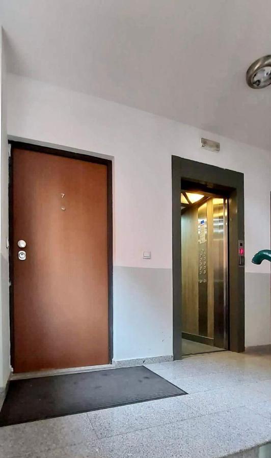 Bright & Lovely Apartment In The City Center Pristina Exterior photo